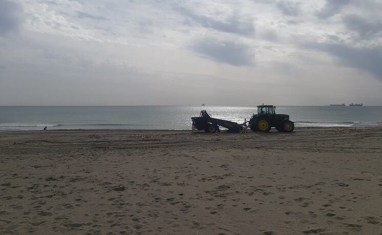 Trabajos en las playas de La Línea