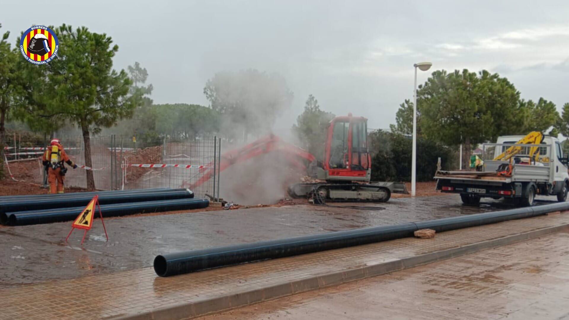 Bomberos del Consorcio Provincial de Valencia han cortado el suministro de gas en el polígono industrial del puerto de Sagunto después de que se haya producido a primera hora de este viernes un escape / CONSORCIO PROVINCIAL DE VALENCIA