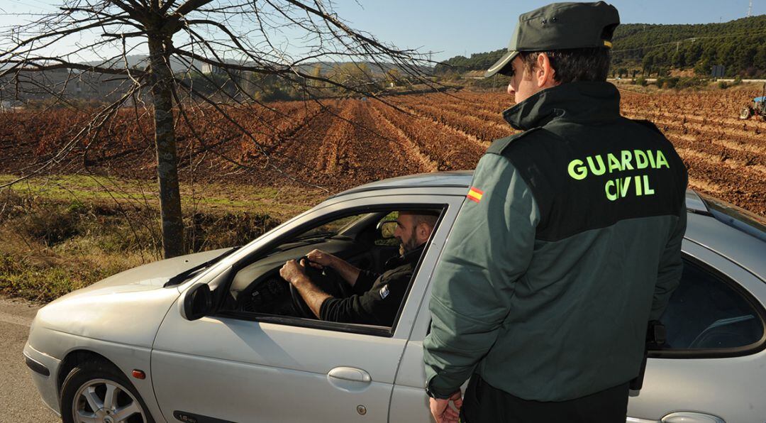 La Guardia Civil ha detenido a cuatro personas e investigado a otras dos por tres robos cometidos en naves industriales de Manzanares (Ciudad Real)