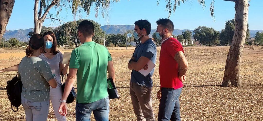 Los técnicos de Medio Ambiente visitan el futuro emplazamiento del parque de ocio.