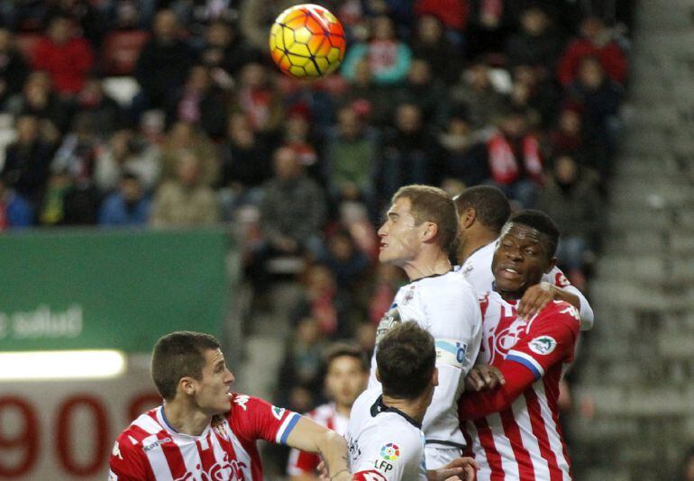 Dani Ndi y Bergantiños luchan por cabecear un balón.