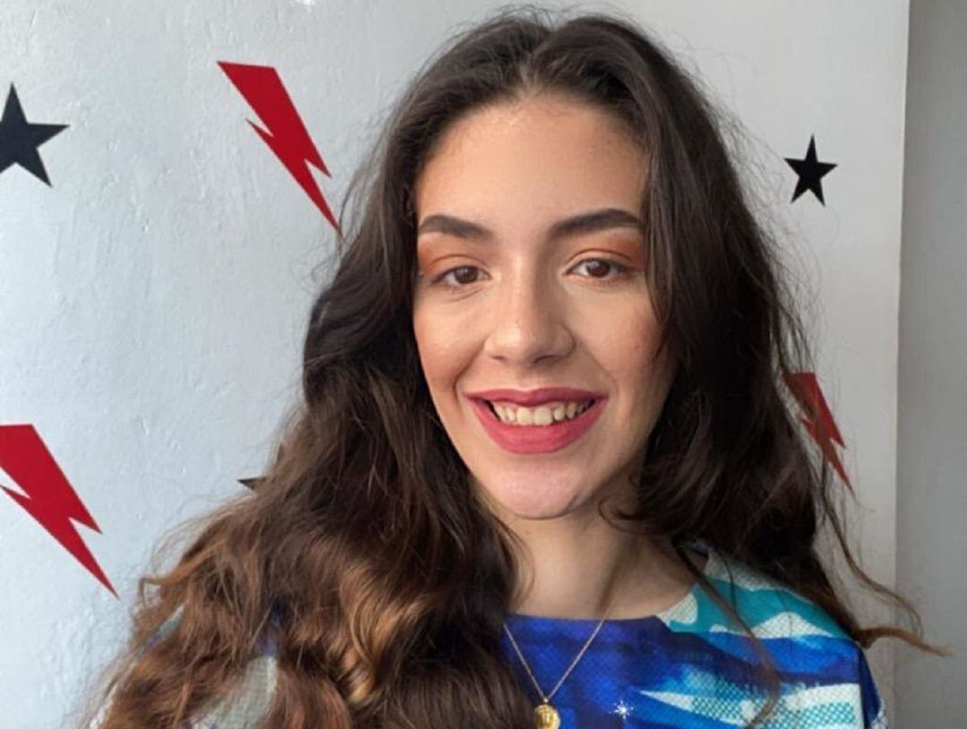 María de Juan, cantante y compositora, atiende la llamada de cadena SER desde casa