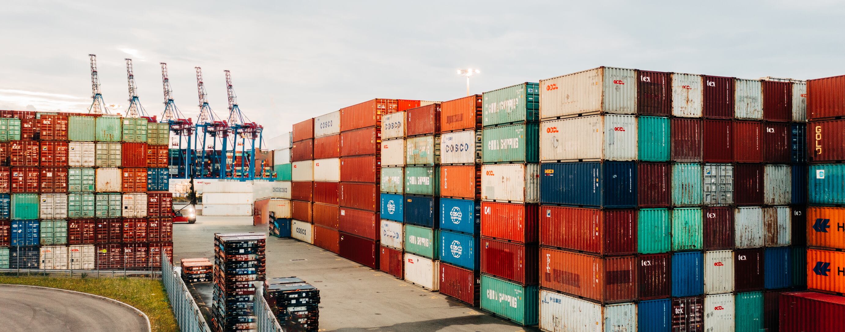 Imagen de archivo de contenedores esperando a ser cargados para ser exportados.