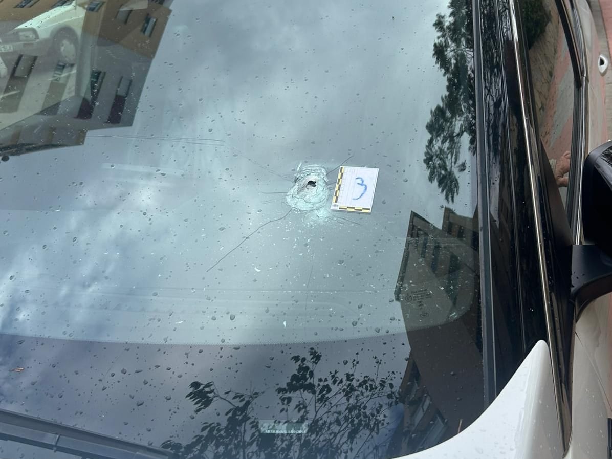 Una de las balas impacto en un vehículo estacionado en plena calle en Marbella