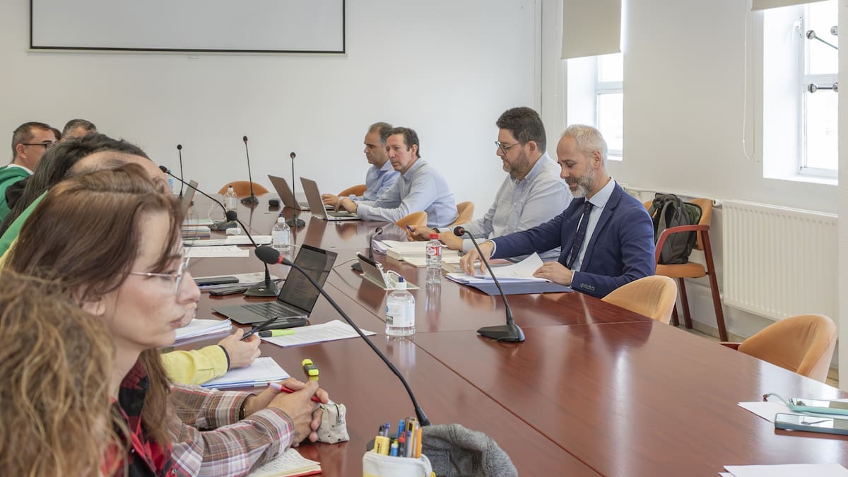 La consejería planteará a la Mesa de Educación consolidar 201 plazas de docentes este año