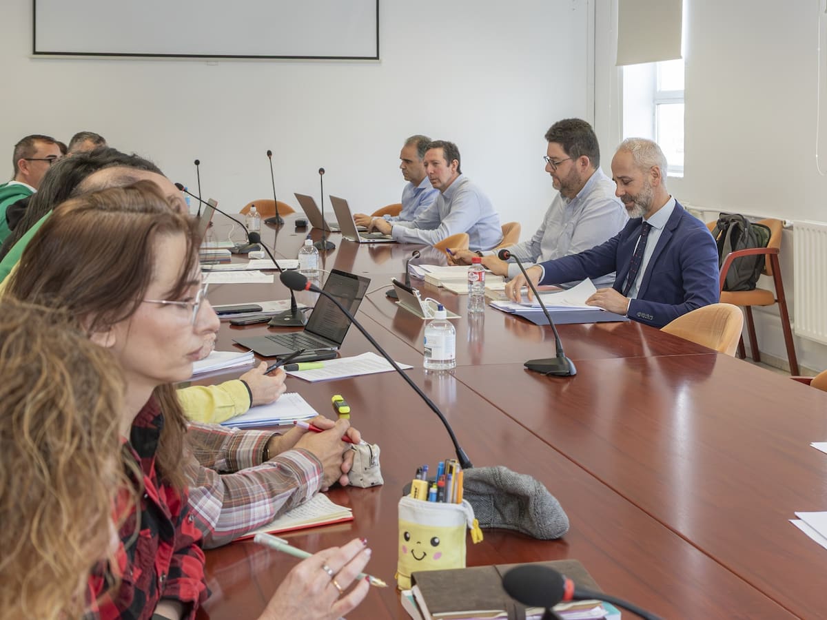 La consejería planteará a la Mesa de Educación consolidar 201 plazas de docentes este año