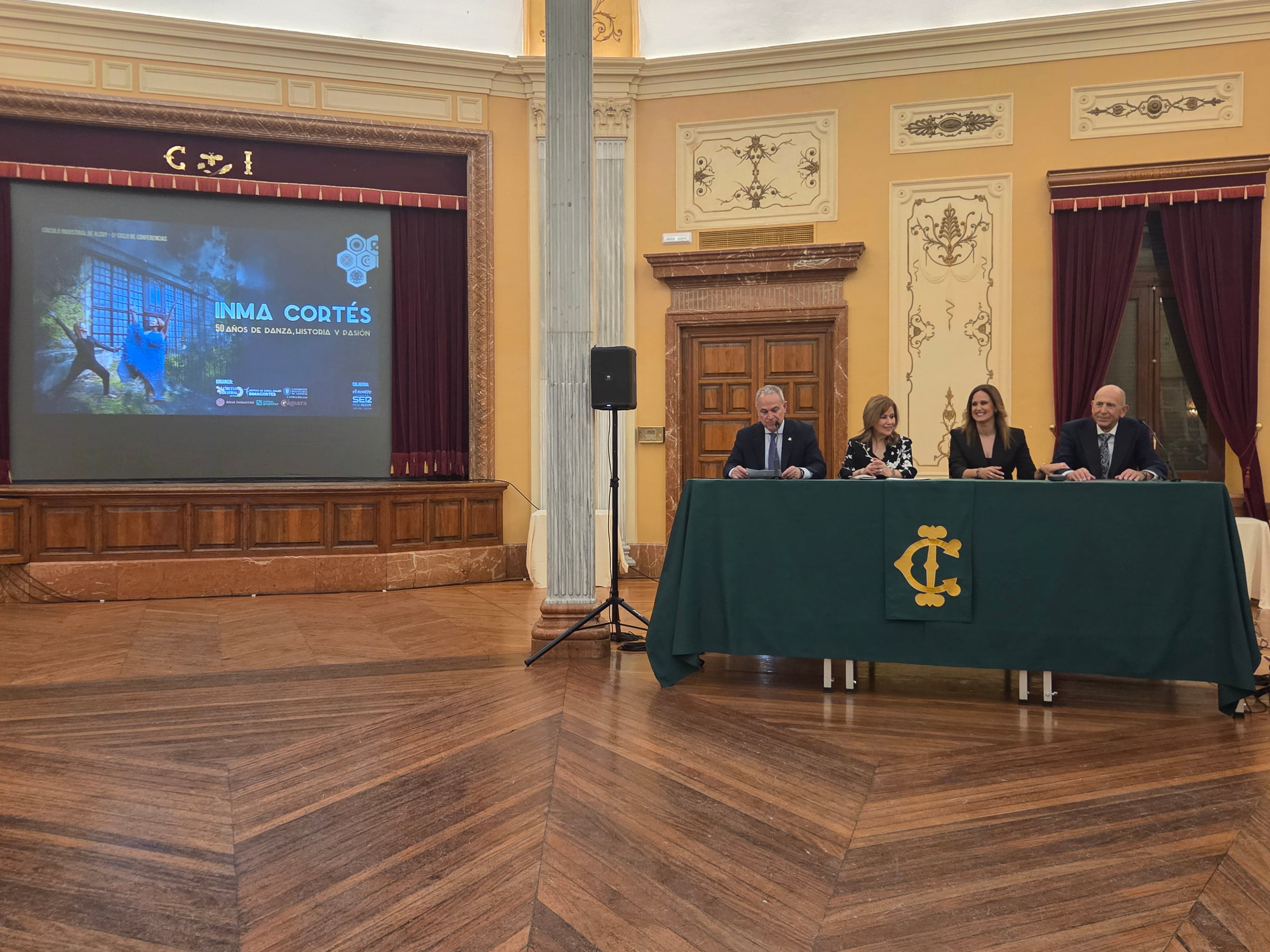 Un instante de la conferencia con Indalecio Carbonell, Inma Cortés, Sandra Ardáiz y Rafael Valls