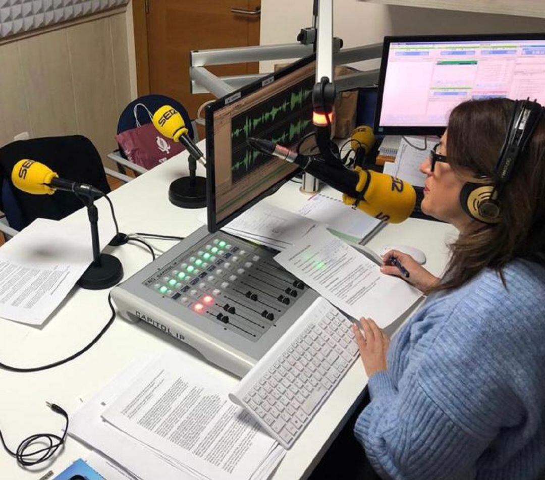 La locutora Encarni Pérez durante la realización del programa &quot;Hoy por Hoy Motril&quot; 