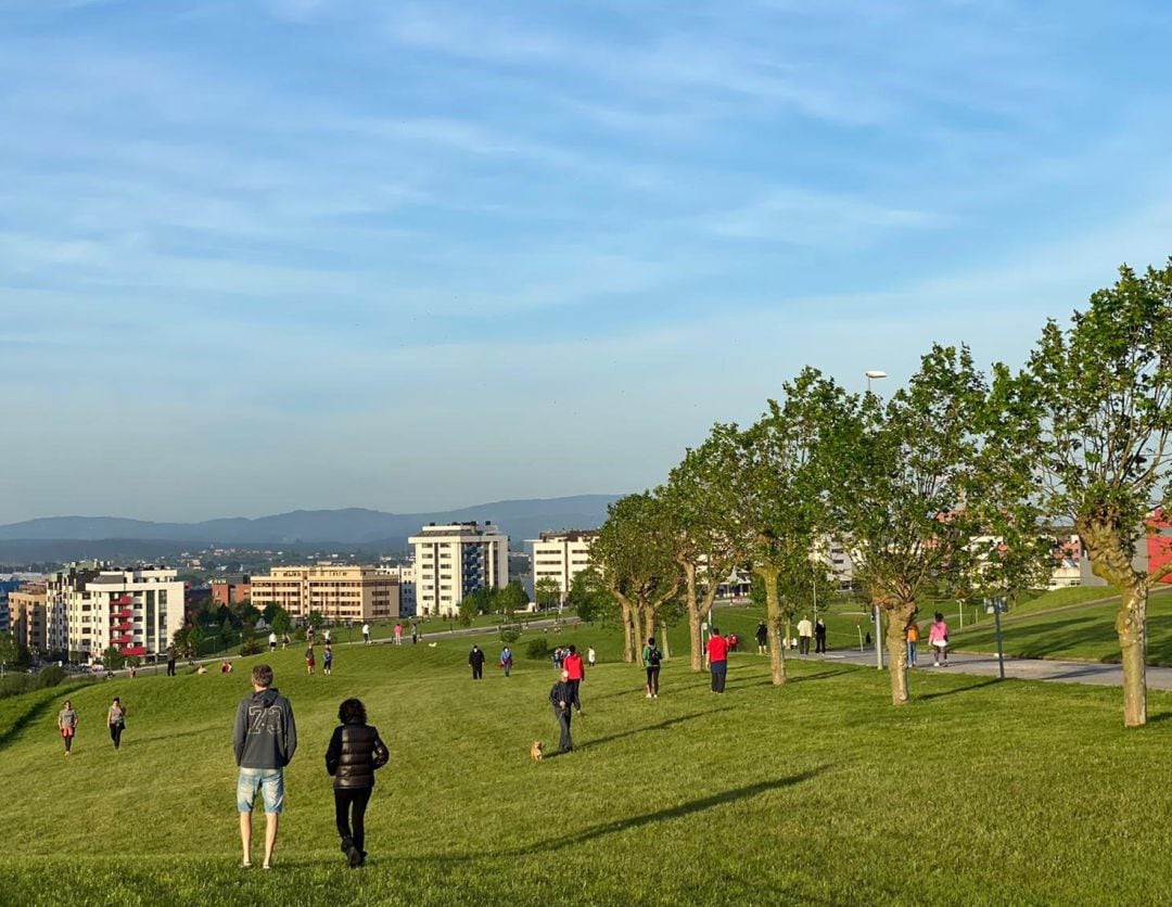 Gente paseando y haciendo deporte en Oviedo.