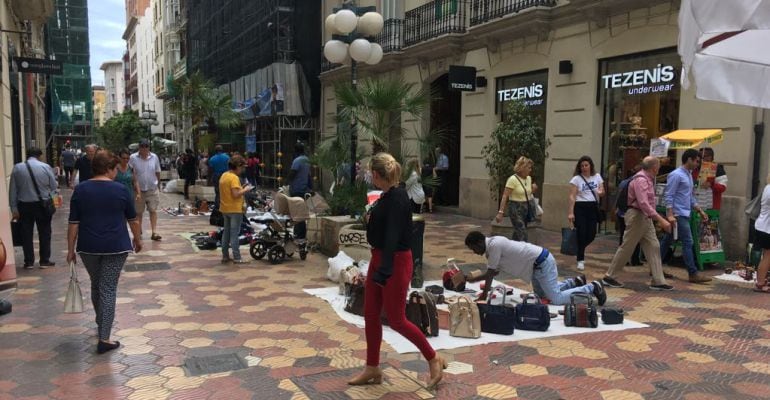 Manteros en la calle Don juan de Austria este mismo jueves