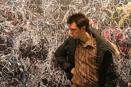 En la imagen se puede apreciar a un visitante apreciando una fotografía de fantasia cibernética