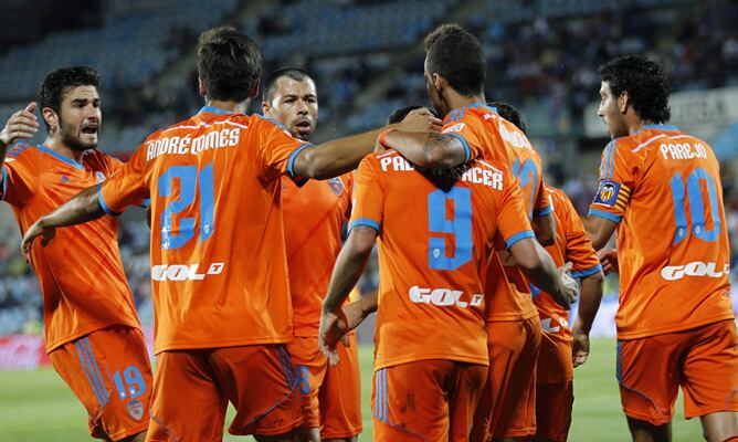 Los jugadores del Valencia celebran los goles anotados al Getafe.