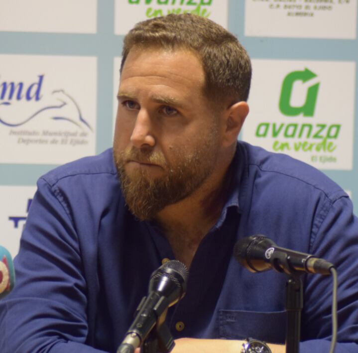 Javi Motos en una rueda de prensa