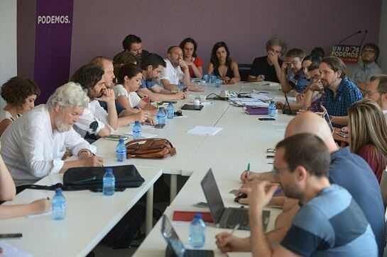 Fotografía del twitter de Pablo Echenique, facilitada por Podemos, de la reunión que ha tenido lugar hoy en la sede del partido en Madrid