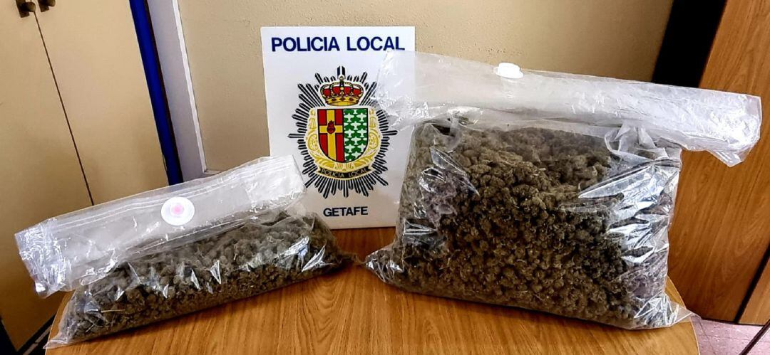 Las dos bolsas de marihuana intervenidas