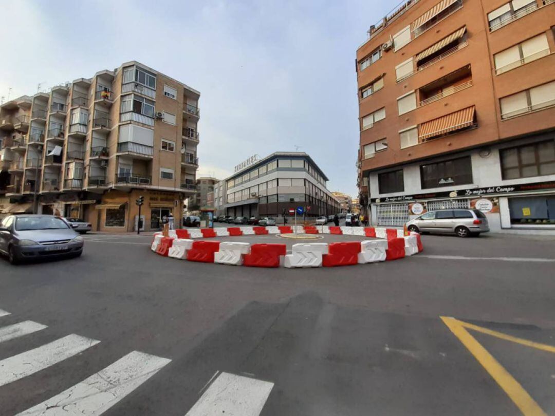 Glorieta en la avenida de Las Olimpiadas de Elda 