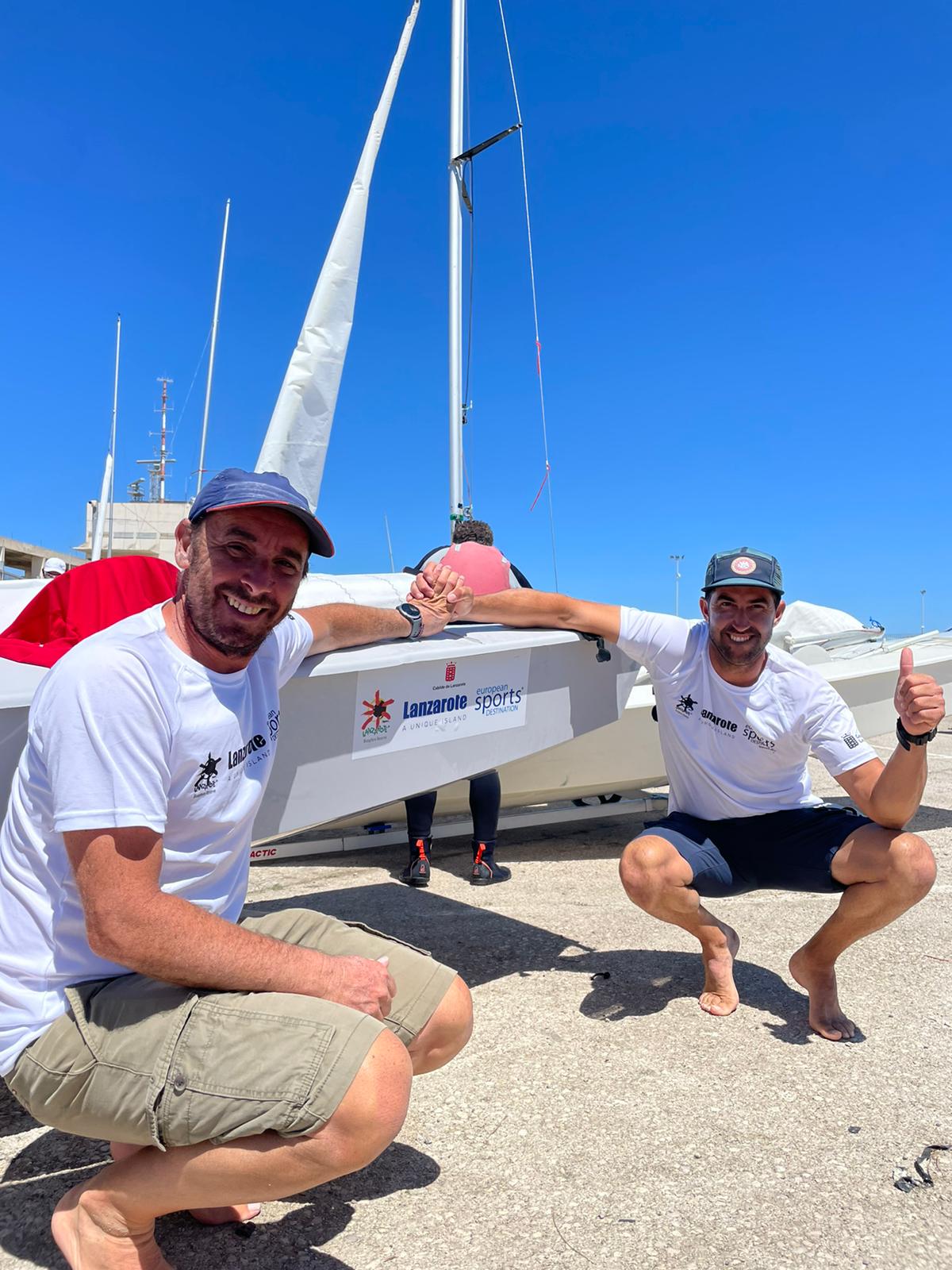 Los dos campeones lanzaroteños junto a su embarcación.