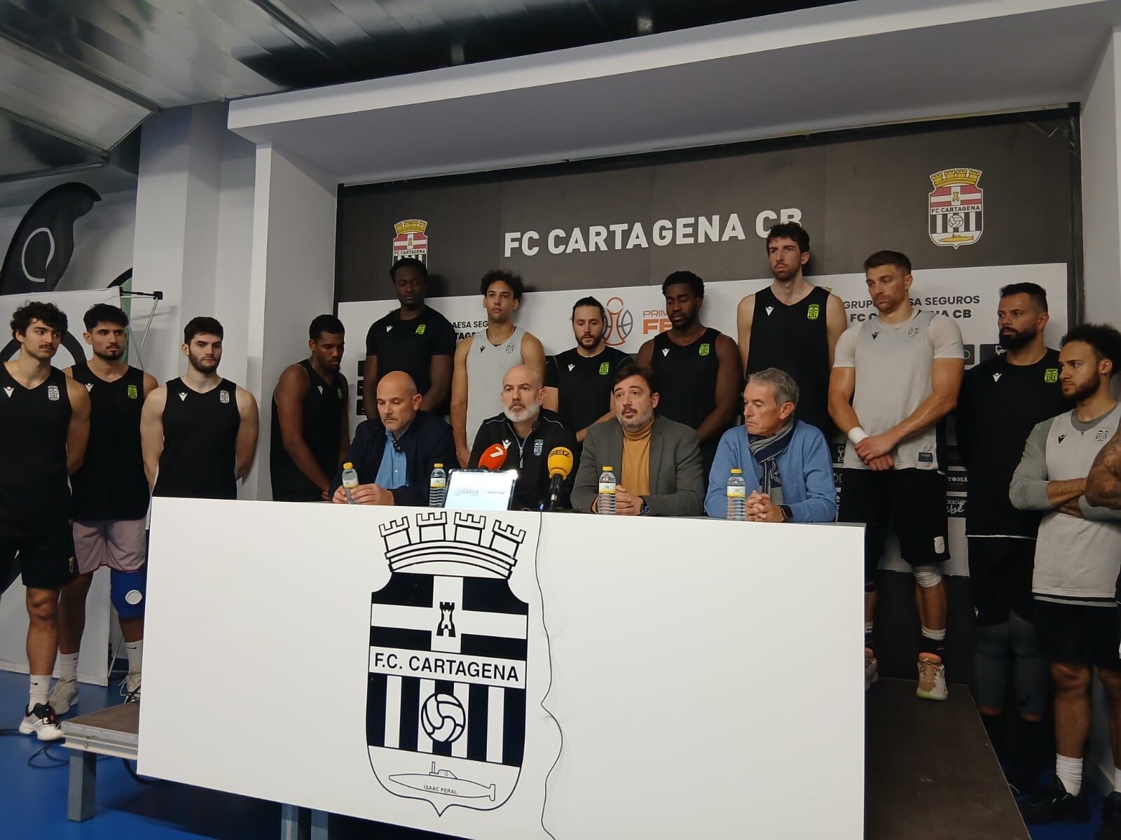 La plantilla arropa a Félix Alonso en la rueda de prensa de la directiva