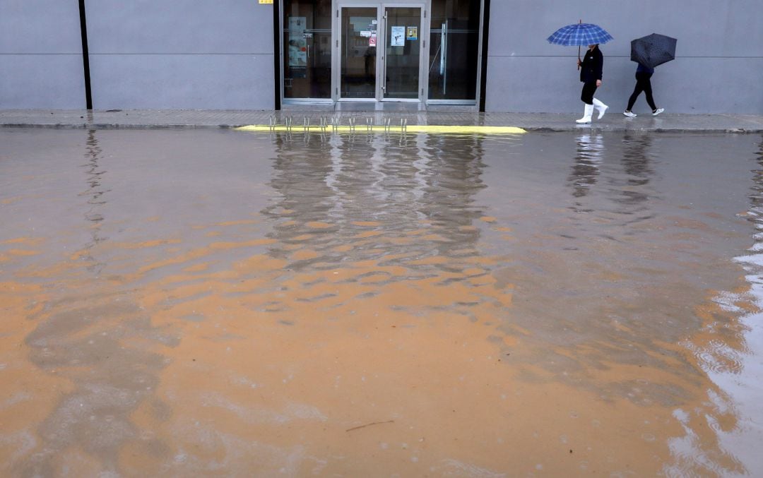 Calle de la localidad valenciana de Museros completamente anegada a causa de las lluvias que han afectado desde este jueves a la Comunidad Valenciana y que seguirán durante el fin de semana, con posibilidad de ser persistentes y ocasionalmente fuertes aun