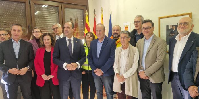 Autoridades que han asistido a la firma del convenio entre Aragón y Cataluña. Foto: DGA