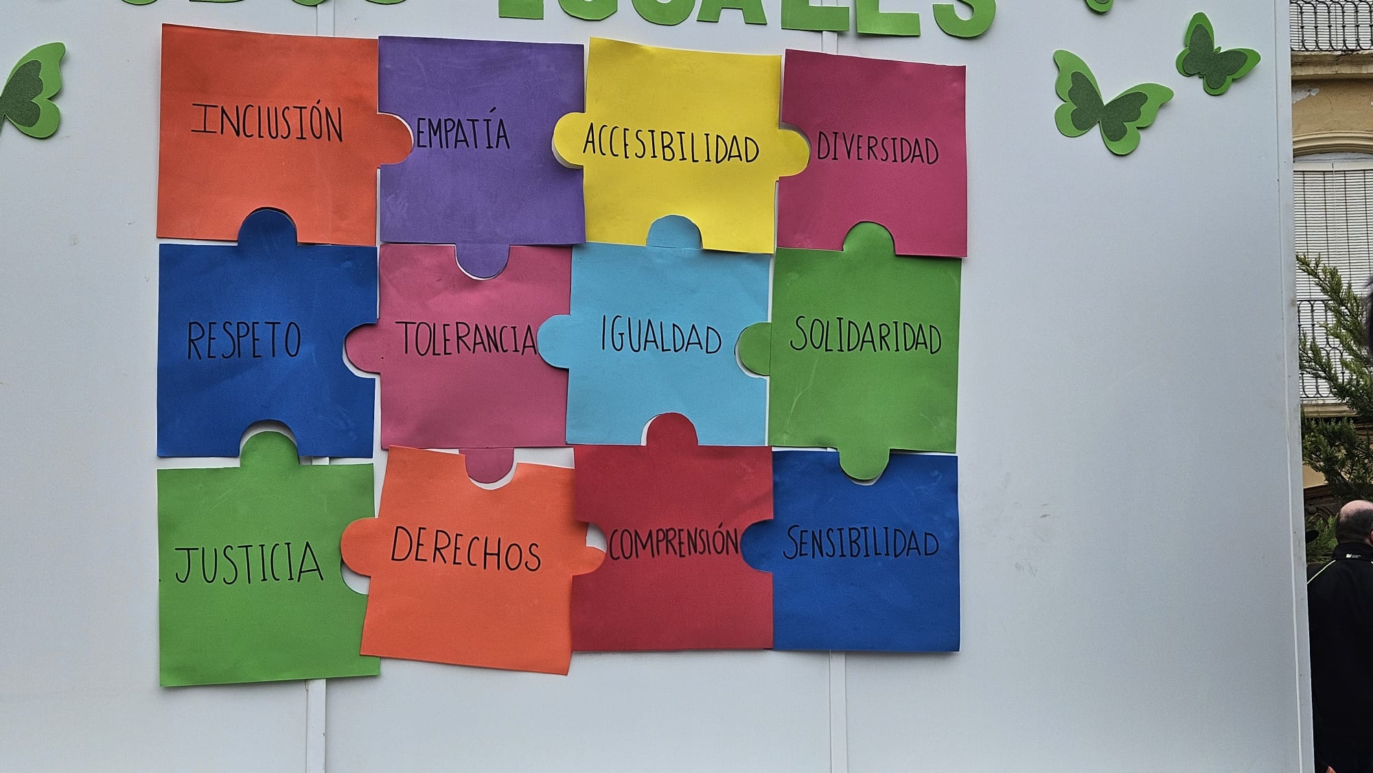 Puzzle conmemorativo &#039;Todos iguales, todos diferentes&#039;