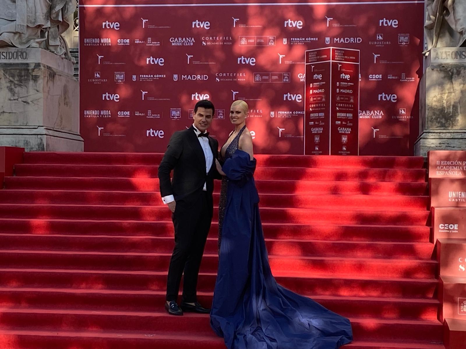 El toledano vistió a la presentadora y escritora Adriana Abenia