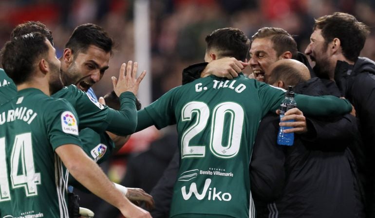 El delantero del Real Betis Cristian Tello celebra su gol, quinto del equipo ante el Sevilla, durante el partido de la decimoctava jornada de Liga en Primera División que se ha disputado este sábado en el estadio Sánchez-Pizjuán, en Sevilla