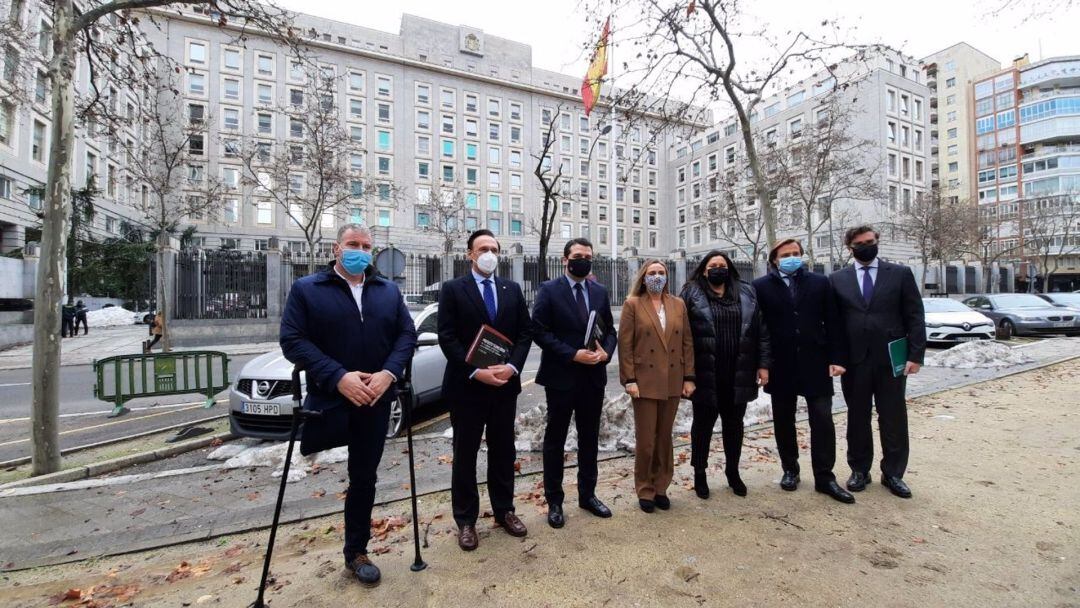 Representantes institucionales, frente al Ministerio de Defensa