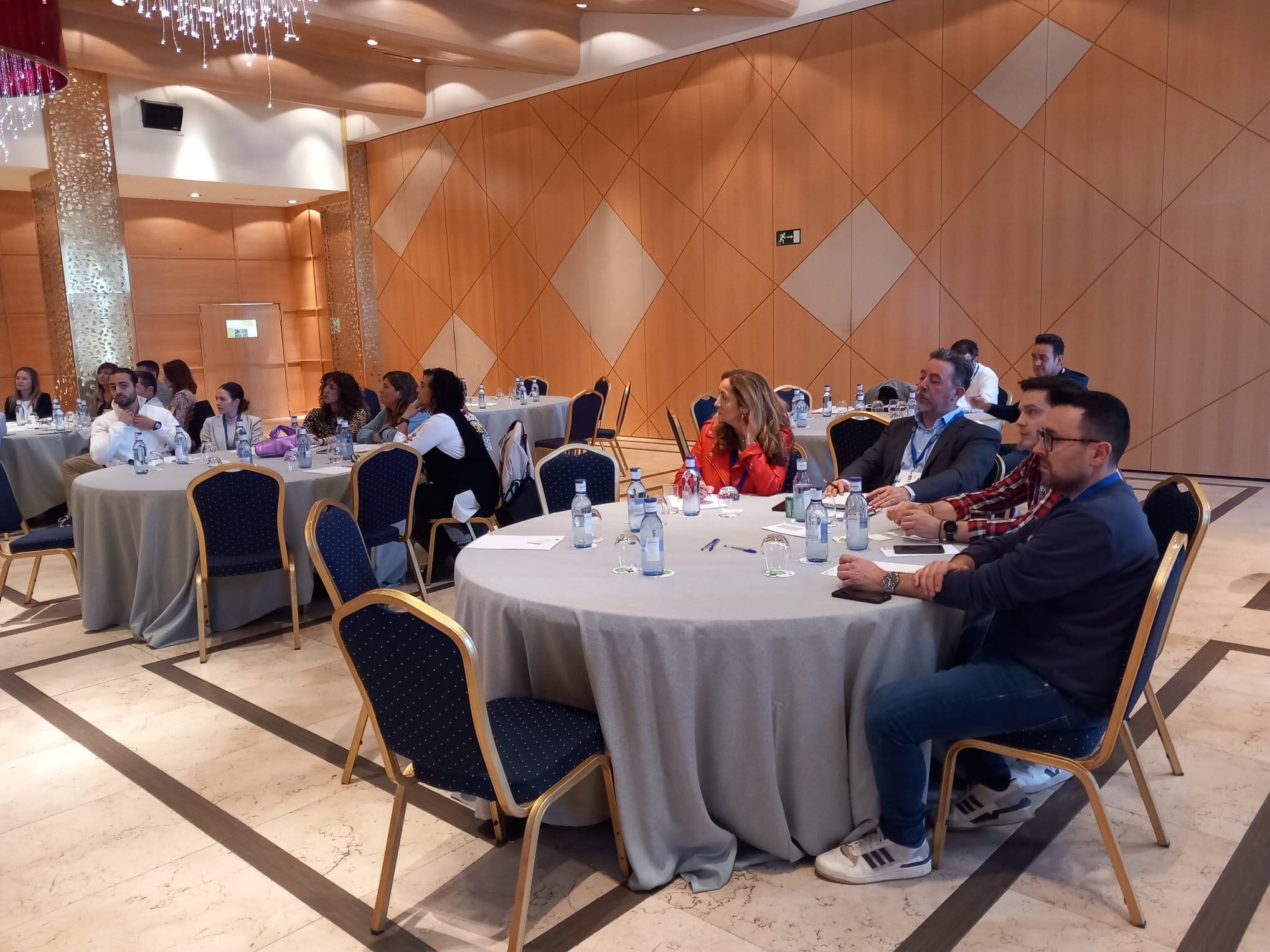 Santiago González, asesor comercial de Radio Albacete junto con Ana Isabel Medaño, de Farmacia Q19 Y Sergio y Francisco López, de la empresa Ingecom.