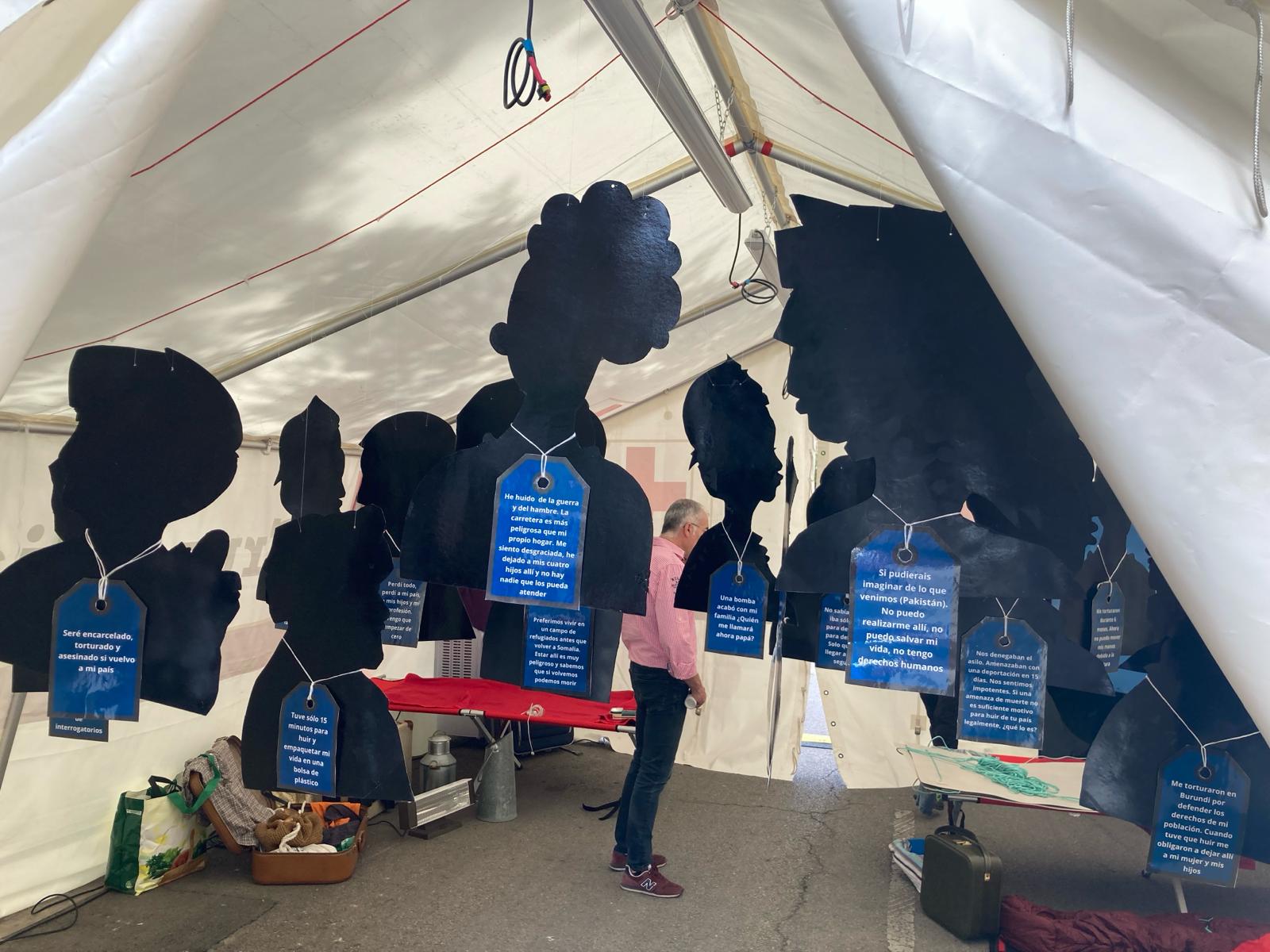 Carpa de Cruz Roja en Huesca para conmemorar el Día de las Personas Refugiadas