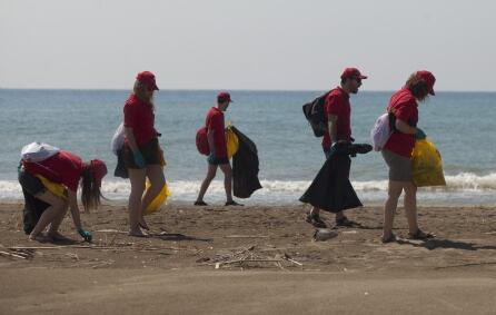 Mares Circulares tene como objetivo limpiar las costas y fondos marinos recogiendo los envases para que no terminen en residuos