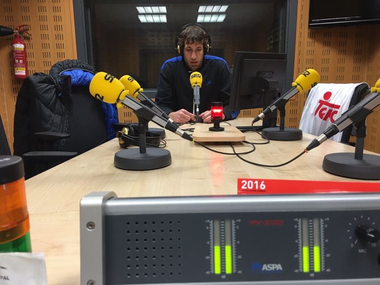 Urko Otegui en los estudios de Radio Palencia de la Cadena SER