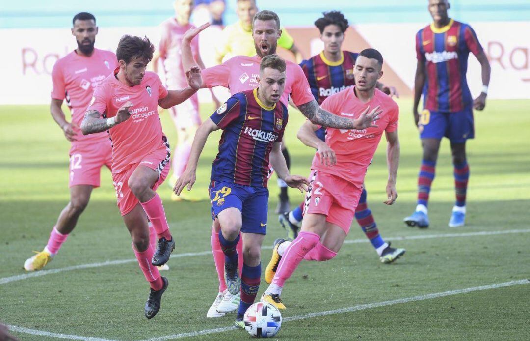 Instantes del partido entre el filial blaugrana y el Alcoyano