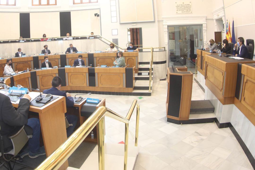 Un momento del pleno extraordinario de junio en la Diputación, que ha sacado adelante las ayudas de la DANA.