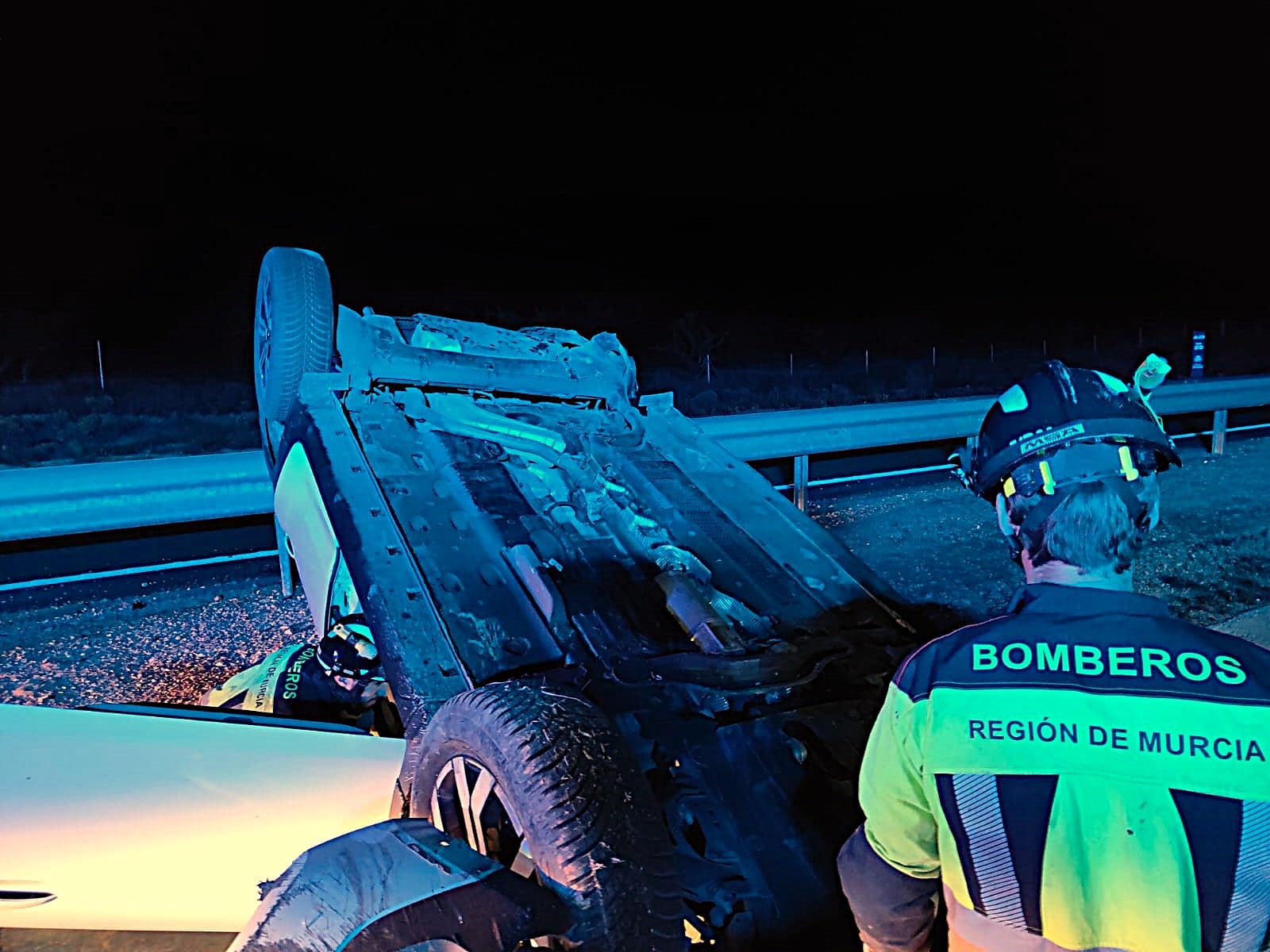 El vehículo accidentado en la autovía A-33 en el término de Jumilla