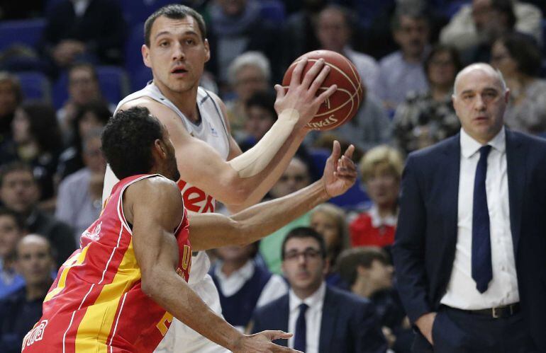 El alero lituano del Real Madrid, Jonas Maciulis, controla la pelota ante la defensa del estadounidense Sadiel Rojas, del UCAM Murcia