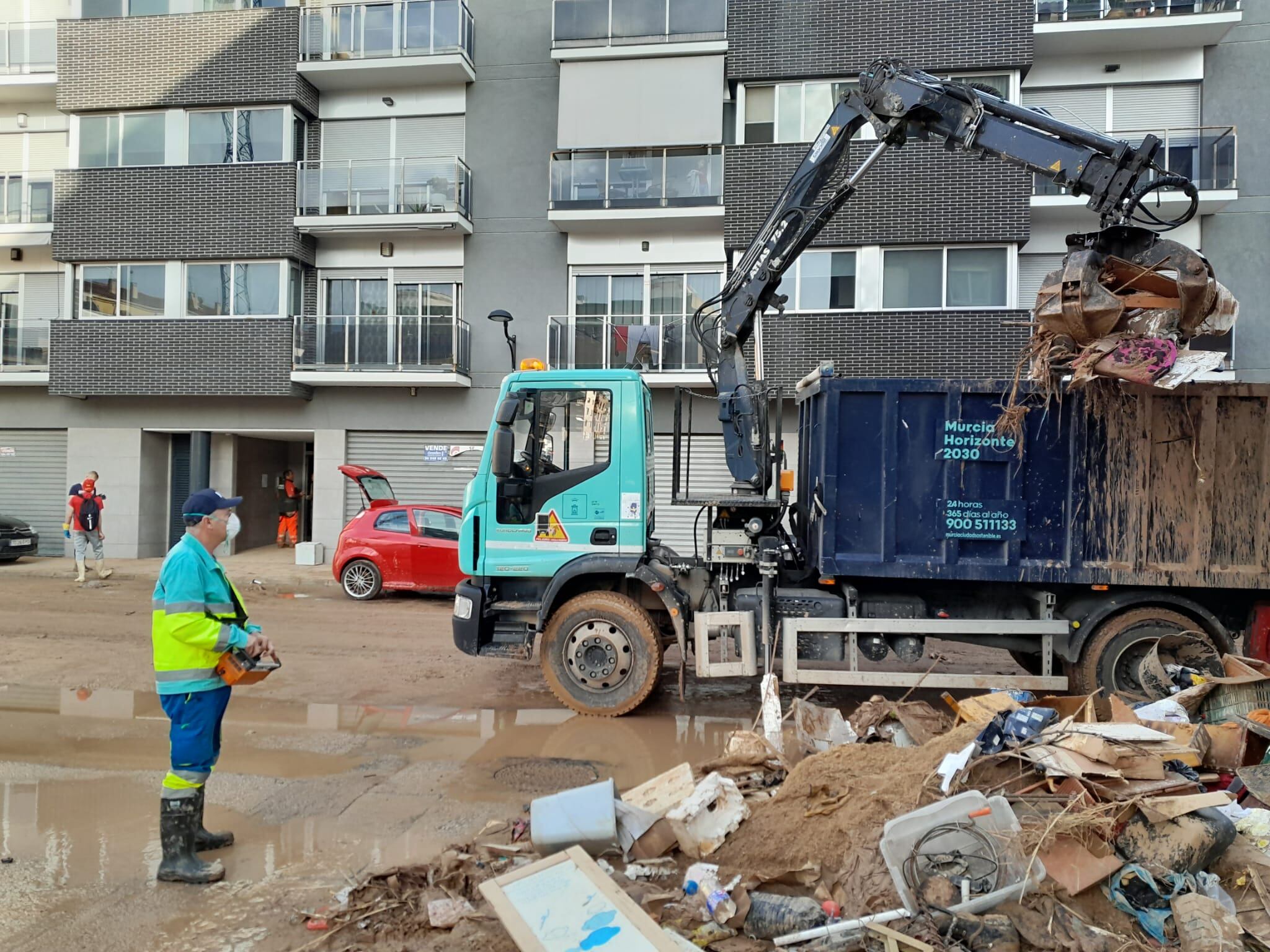 El Ayuntamiento de Murcia envía brigadas de limpieza para acondicionar las casas de los afectados por la DANA