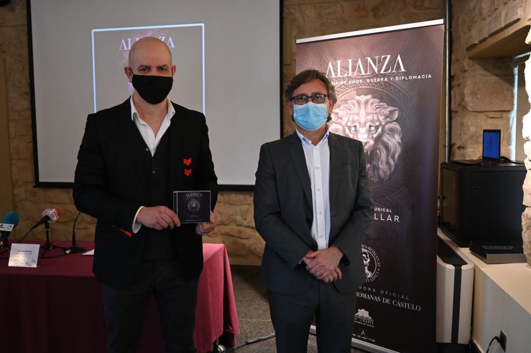 Santi Villa y Enrique Mendoza durante la presentación de &quot;Alianza&quot;, la BSO de las Fiestas Íbero Romanas de Cástulo.