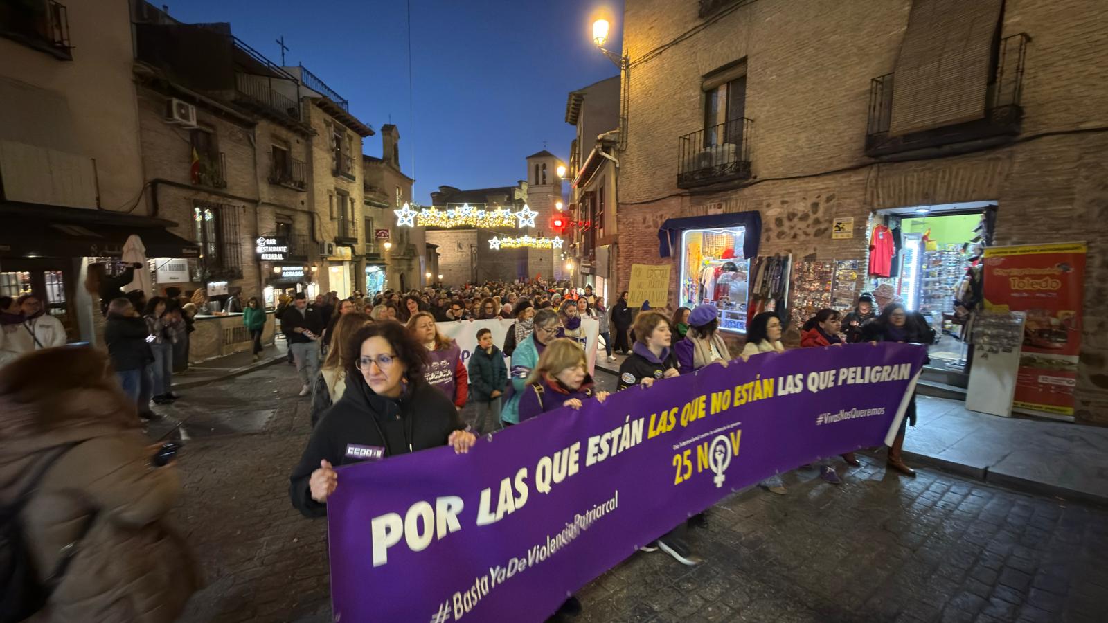 Más de 300 personas participan en la marcha de la plataforma 8M, con motivo del 25N en Toledo