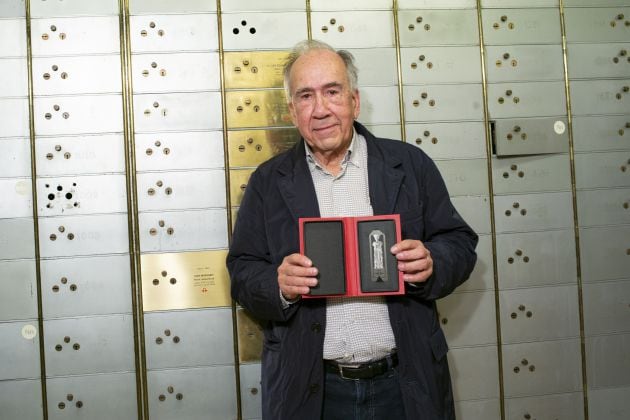 El momento en el que el poeta depositaba su legado en la Caja de las Letras del Instituto Cervantes