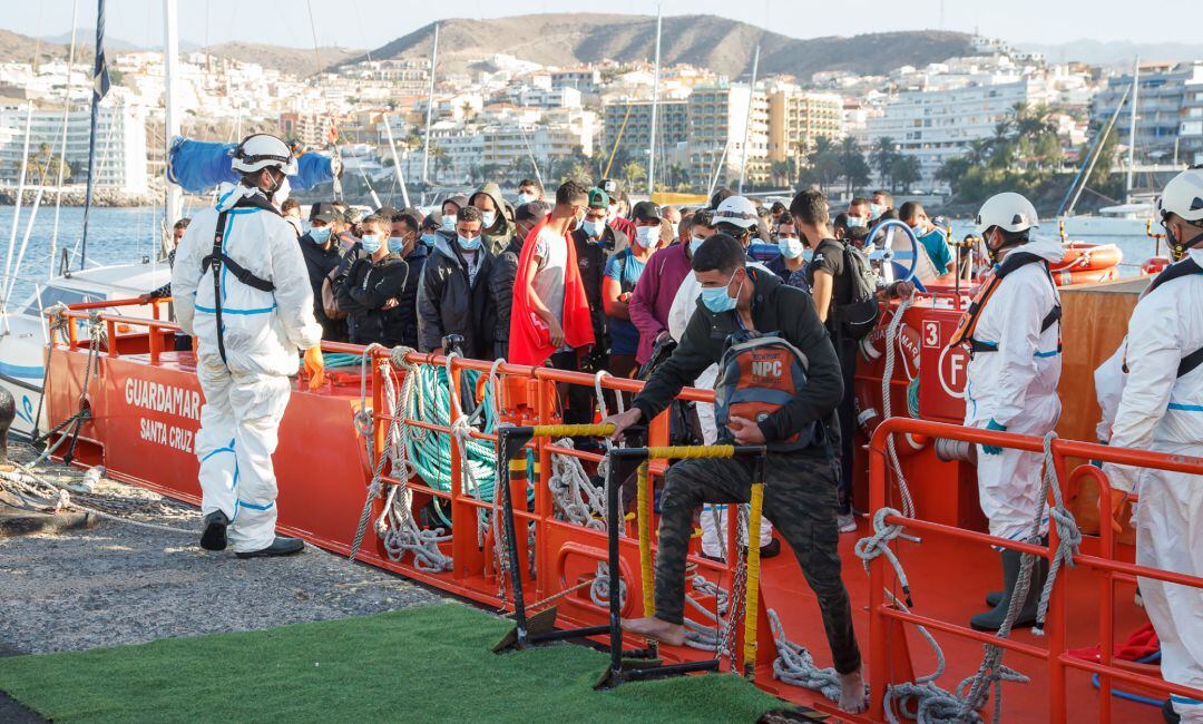 Trabajadores de Cruz Roja ayudando en el muelle de Arguineguín a trasladar a migrantes que han sido interceptados en aguas canarias.