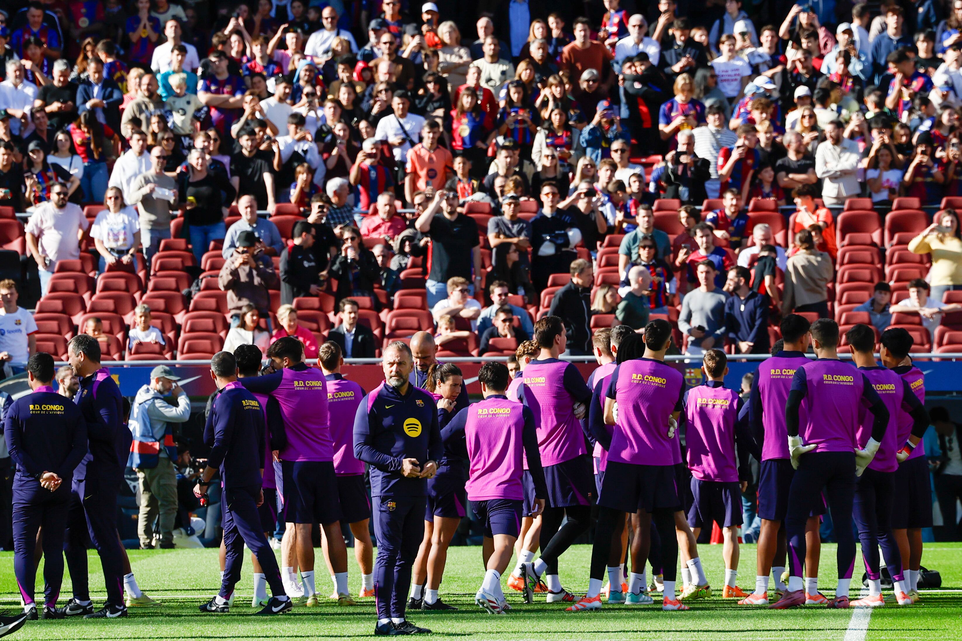 EL FC Barcelona prepara su partido ante el Celta en el Spotify Camp Nou ante 23.000 espectadores