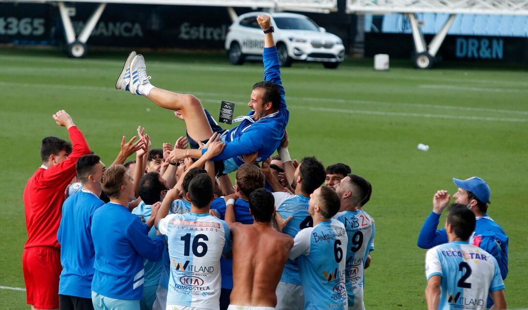 Yago Iglesias es manteado por sus jugadores tras lograr el ascenso a Segunda B en Balaídos