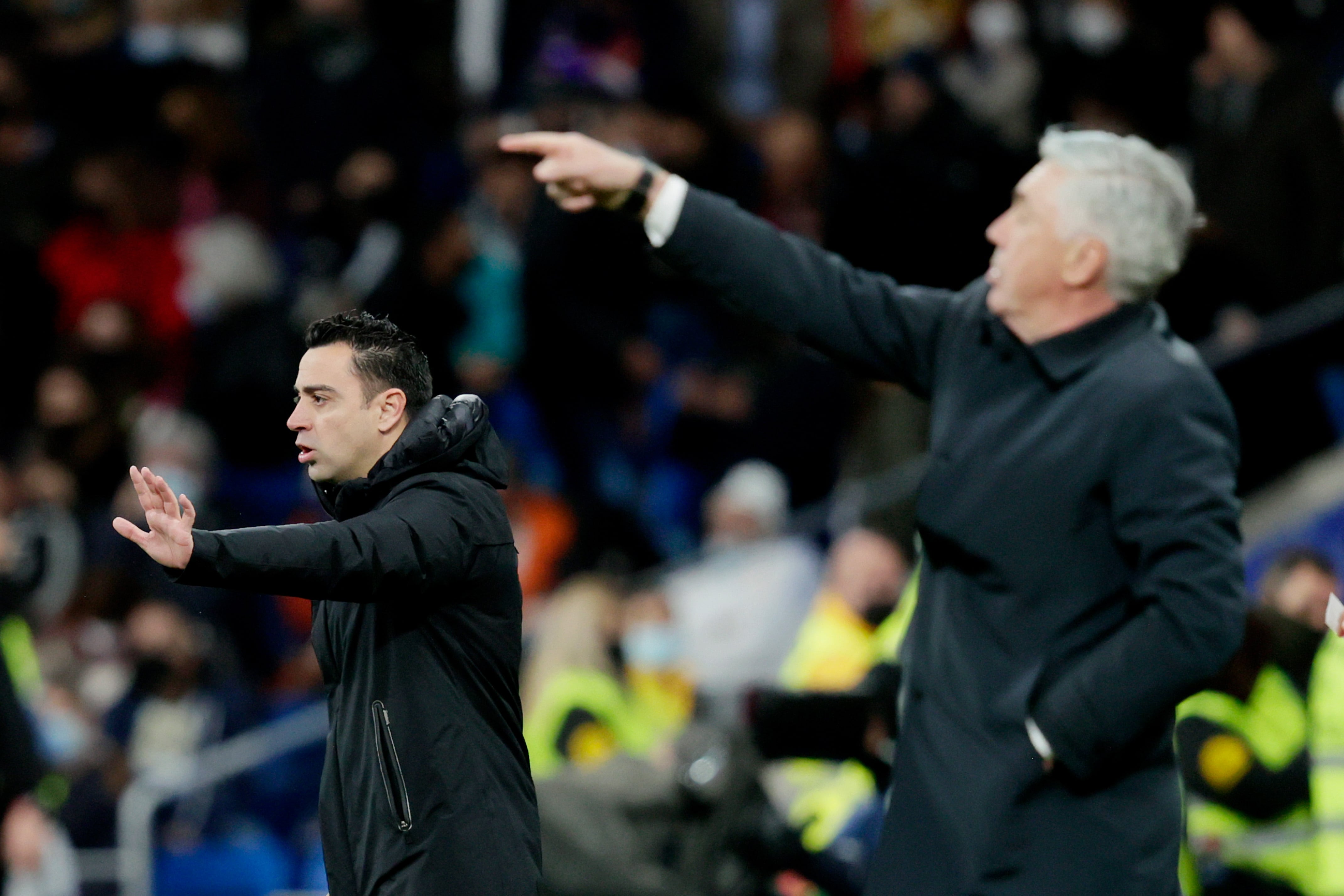 Xavi Hernández y Carlo Ancelotti, durante un clásico entre Real Madrid y FC Barcelona.