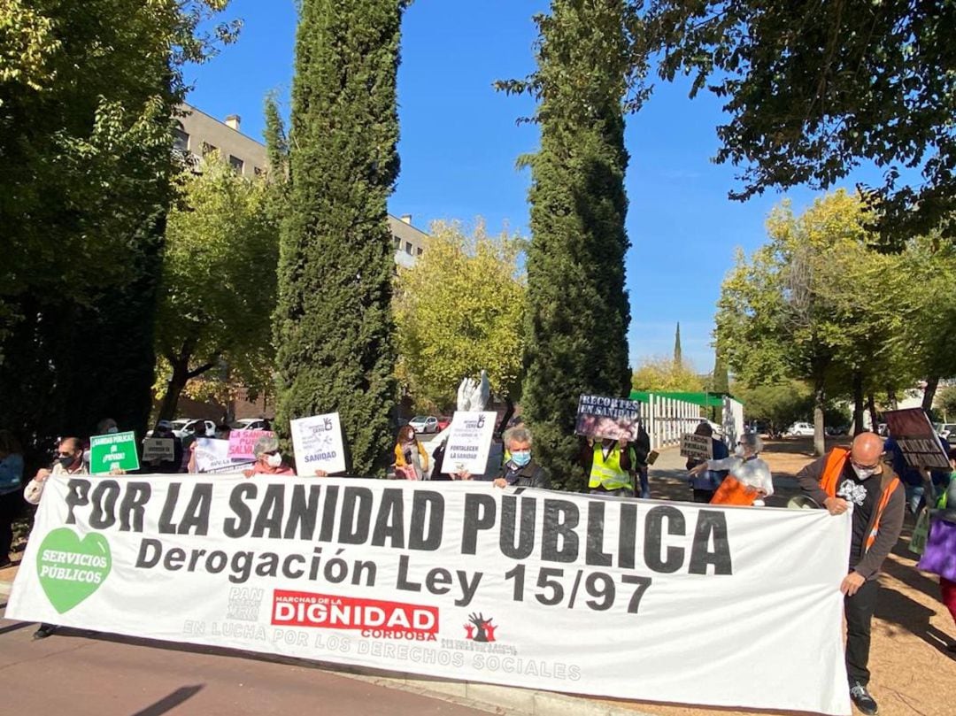 Concentración de las &#039;Marchas de la Dignidad&#039; frente al Hospital Provincial de Córdoba