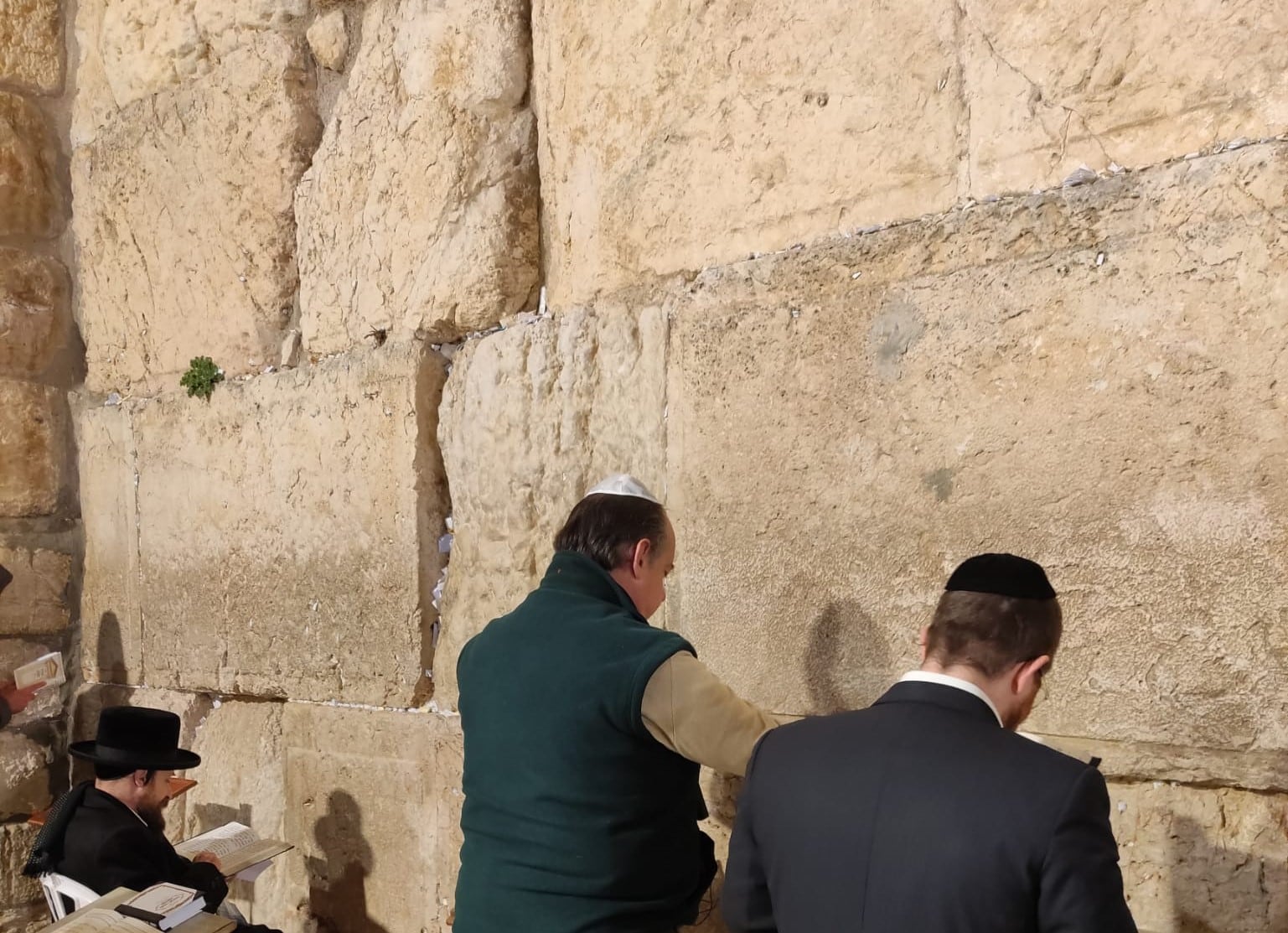 Rezando en el muro de las lamentaciones, en Jerusalén