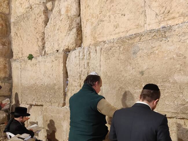 Rezando en el muro de las lamentaciones, en Jerusalén