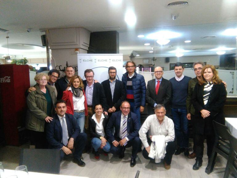 Miembros de Elche Piensa se han reunido hoy con periodistas ilicitanos