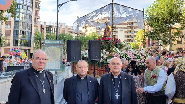 Ángel Fernández, obispo de Albacete junto con otras autoridades eclesiásticas