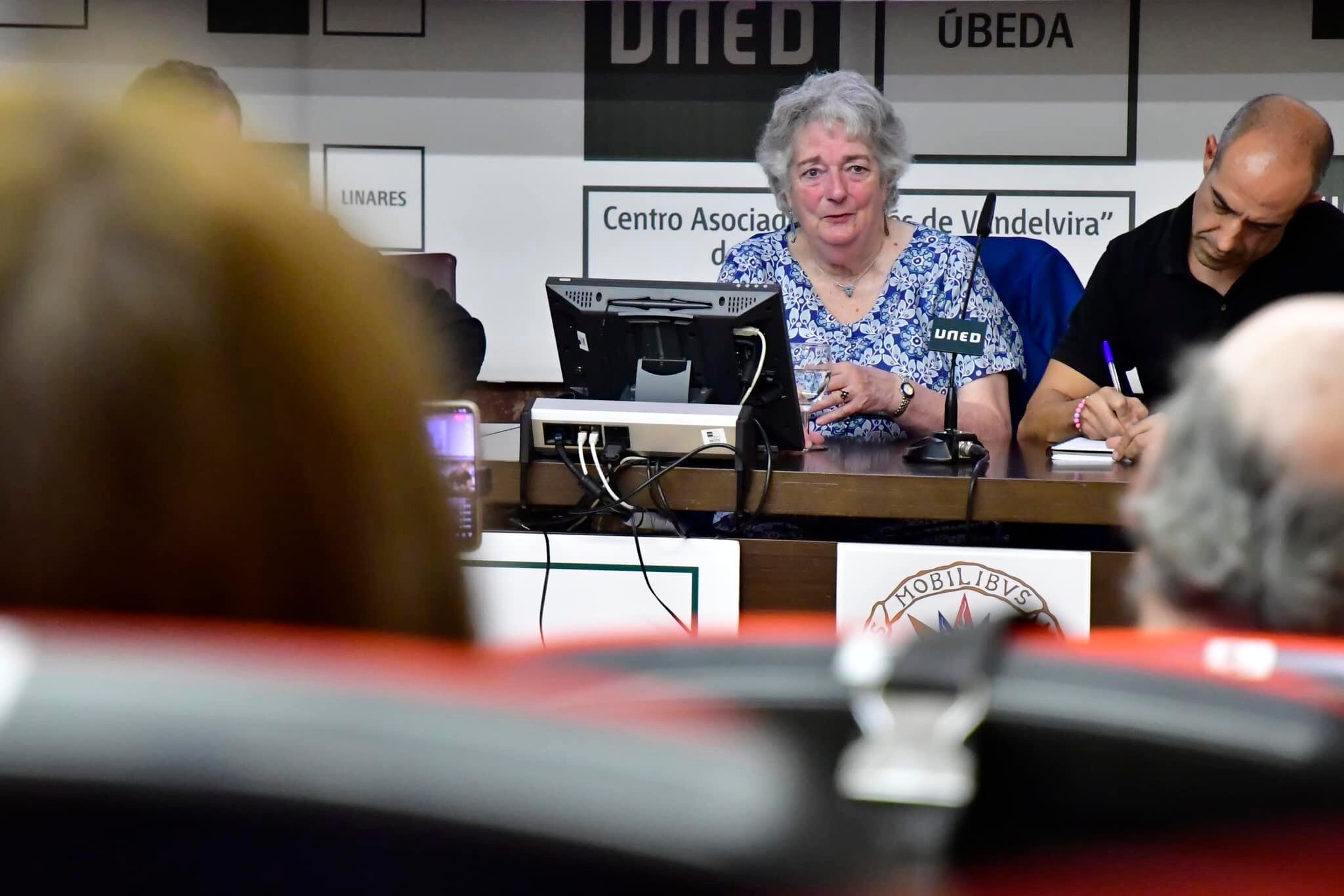 La escritora británica, Lindsay Davies, premio 'Ivanhoe' del CINH de Úbeda